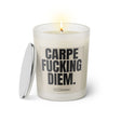Duftkerze mit witzigem Spruch. Carpe fucking Diem. Farbe beige und schwarze Schrift. Kerzenglas mit silbernem Deckel von SassyCandle.