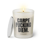 Duftkerze mit witzigem Spruch. Carpe fucking Diem. Farbe beige und schwarze Schrift. Kerzenglas mit silbernem Deckel von SassyCandle.