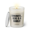 Duftkerze mit witzigem Spruch. Congrats here is a candle. Farbe beige und schwarze Schrift. Kerzenglas mit silbernem Deckel von SassyCandle.