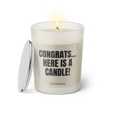Duftkerze mit witzigem Spruch. Congrats here is a candle. Farbe beige und schwarze Schrift. Kerzenglas mit silbernem Deckel von SassyCandle.