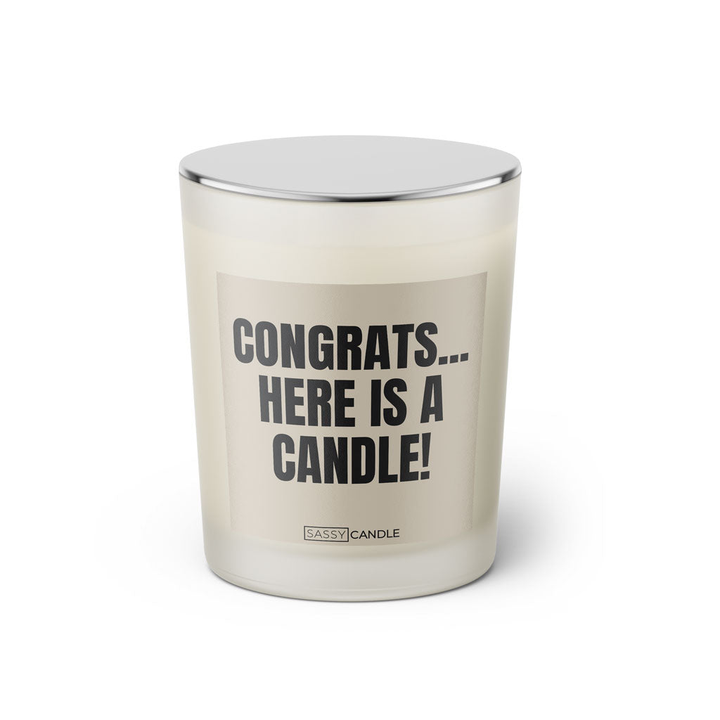 Duftkerze mit witzigem Spruch. Congrats here is a candle. Farbe beige und schwarze Schrift. Kerzenglas mit geschlossenem  silbernem Deckel von SassyCandle.