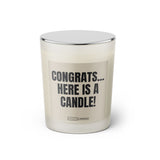 Duftkerze mit witzigem Spruch. Congrats here is a candle. Farbe beige und schwarze Schrift. Kerzenglas mit geschlossenem  silbernem Deckel von SassyCandle.
