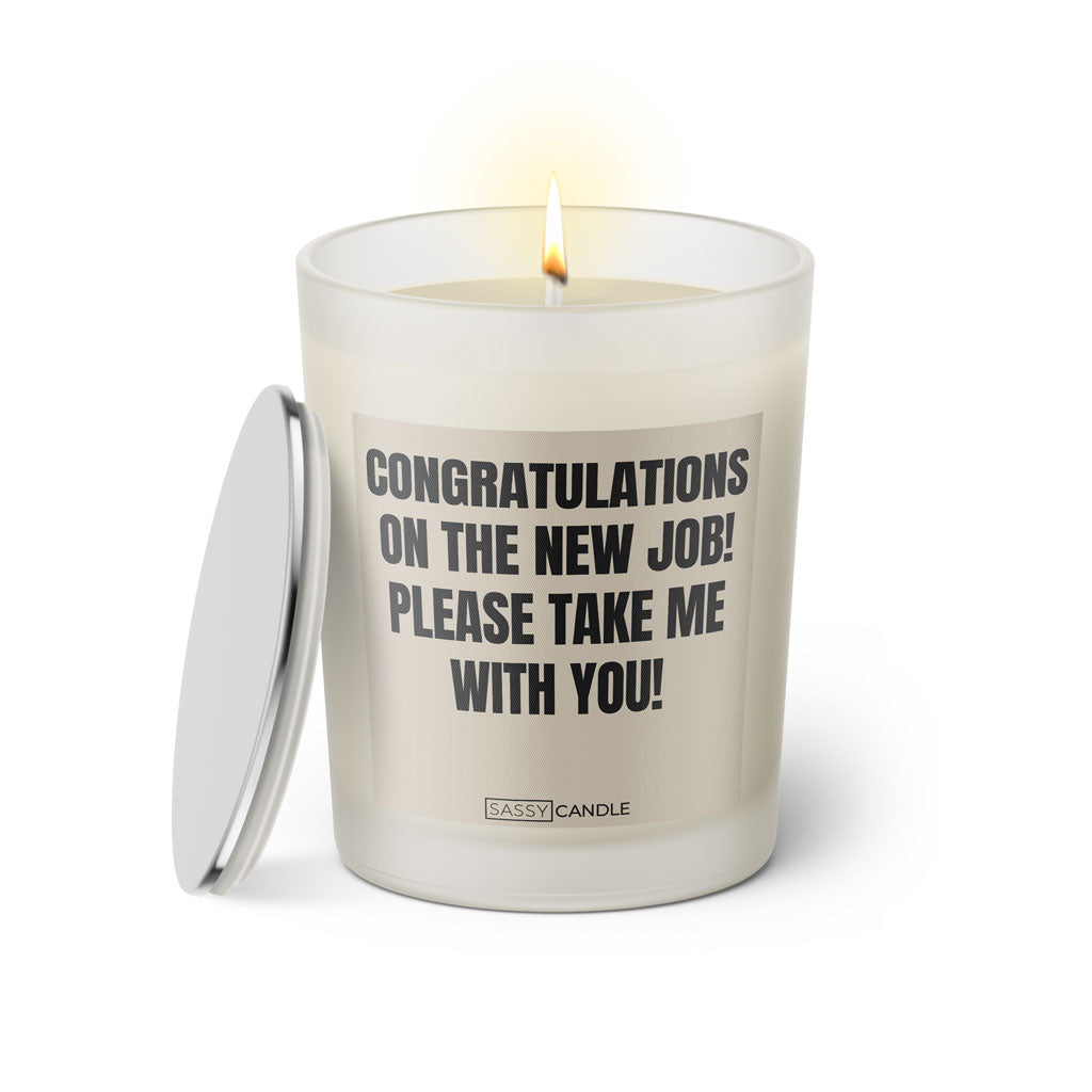 Duftkerze mit witzigem Spruch: Congratulations on the new job. Please take me with you! Farbe beige und schwarze Schrift. Kerzenglas mit silbernem Deckel von SassyCandle.