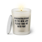 Duftkerze mit witzigem Spruch: Congratulations on the new job. Please take me with you! Farbe beige und schwarze Schrift. Kerzenglas mit silbernem Deckel von SassyCandle.