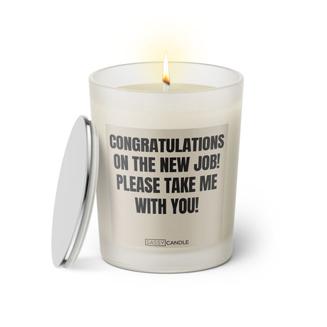Duftkerze mit witzigem Spruch: Congratulations on the new job. Please take me with you! Farbe beige und schwarze Schrift. Kerzenglas mit silbernem Deckel von SassyCandle.