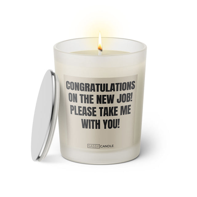 Duftkerze mit witzigem Spruch: Congratulations on the new job. Please take me with you! Farbe beige und schwarze Schrift. Kerzenglas mit silbernem Deckel von SassyCandle.