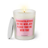Duftkerze mit witzigem Spruch: Congratulations on the new job. Please take me with you! Farbe rosa und pinke Schrift. Kerzenglas mit silbernem Deckel von SassyCandle.