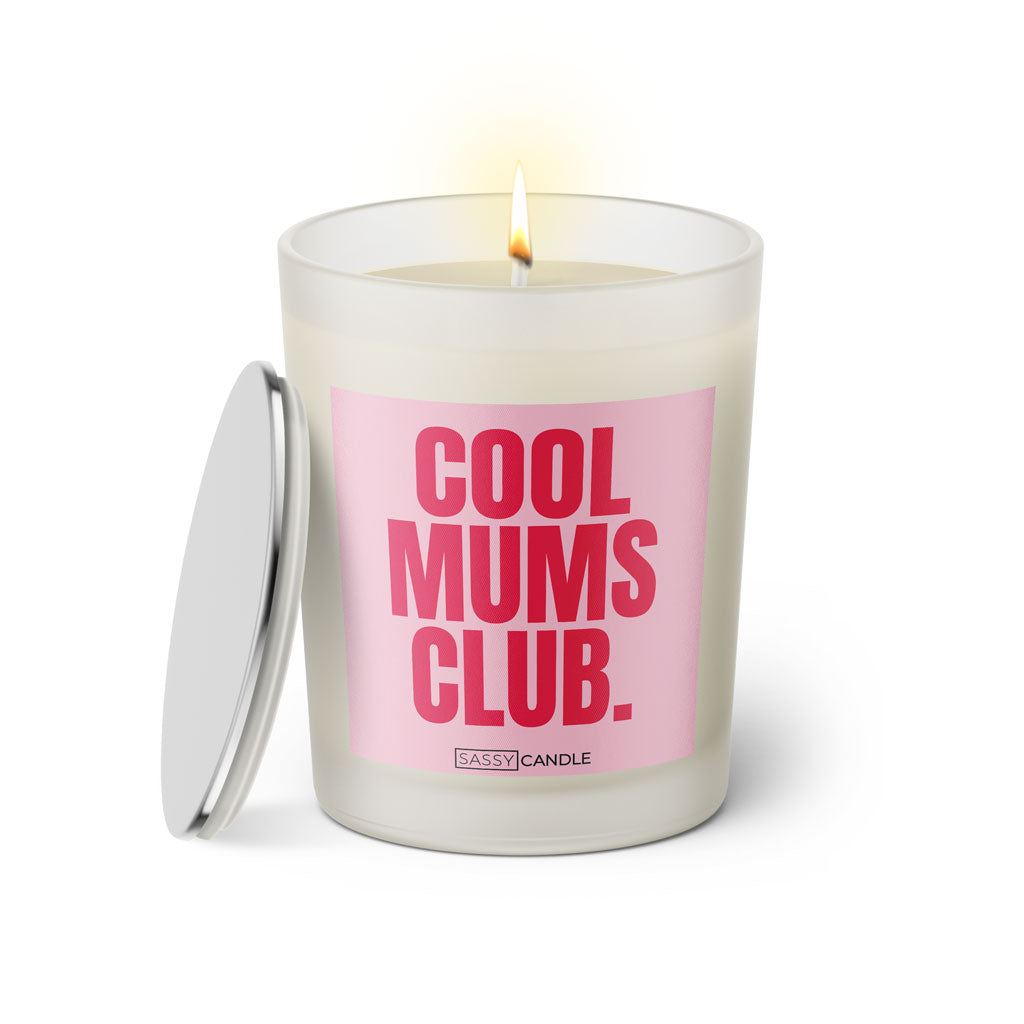 Duftkerze mit witzigem Spruch. Cool Mums Club. Farbe rosa und pinke Schrift. Kerzenglas mit silbernem Deckel von SassyCandle.
