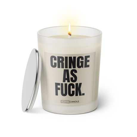 Duftkerze mit witzigem Spruch: Cringe as fuck. Farbe beige und schwarze Schrift. Kerzenglas mit silbernem Deckel von SassyCandle.