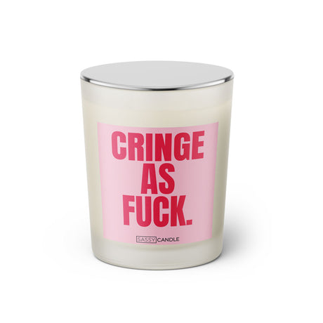 Duftkerze mit witzigem Spruch: Cringe as fuck. Farbe rosa und pinke Schrift. Kerzenglas mit silbernem geschlossenem Deckel von SassyCandle.