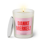 Duftkerze mit Spruch: Danke Merkel. Farbe rosa und pink von Sassy Candle.