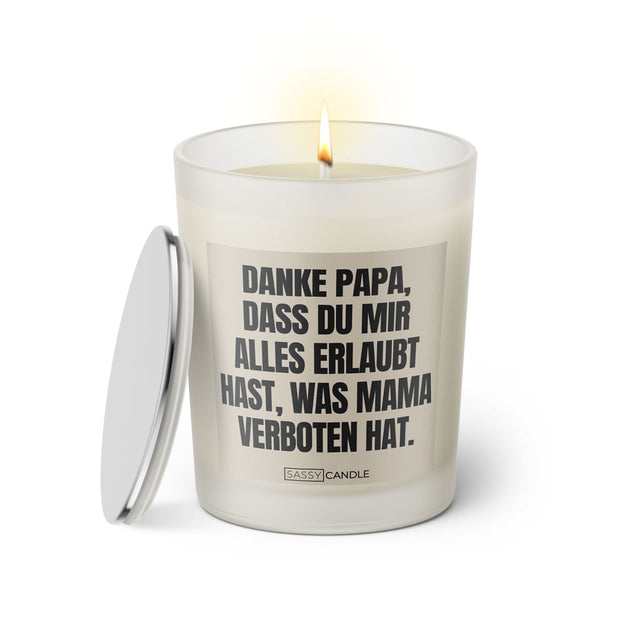 Duftkerze mit witzigem Spruch: Danke Papa, dass du mir alles erlaubt hast, was Mama verboten hat. Farbe schwarz und beige mit silbernem Deckel von Sassy Candle.