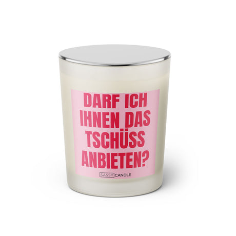 Duftkerze mit witzigem Spruch: Darf ich Ihnen das Tschüss anbieten? Farbe rosa und pinke Schrift. Kerzenglas mit silbernem geschlossenem Deckel von SassyCandle