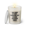 Duftkerze mit witzigem Spruch: Das Leben ist hart. Wenigstens hast du keine hässlichen Kinder. Farbe beige und schwarze Schrift. Kerzenglas mit silbernem Deckel von SassyCandle