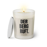 Duftkerze mit Spruch: Der Berg ruft. Farbe beige und schwarz von Sassy Candle.