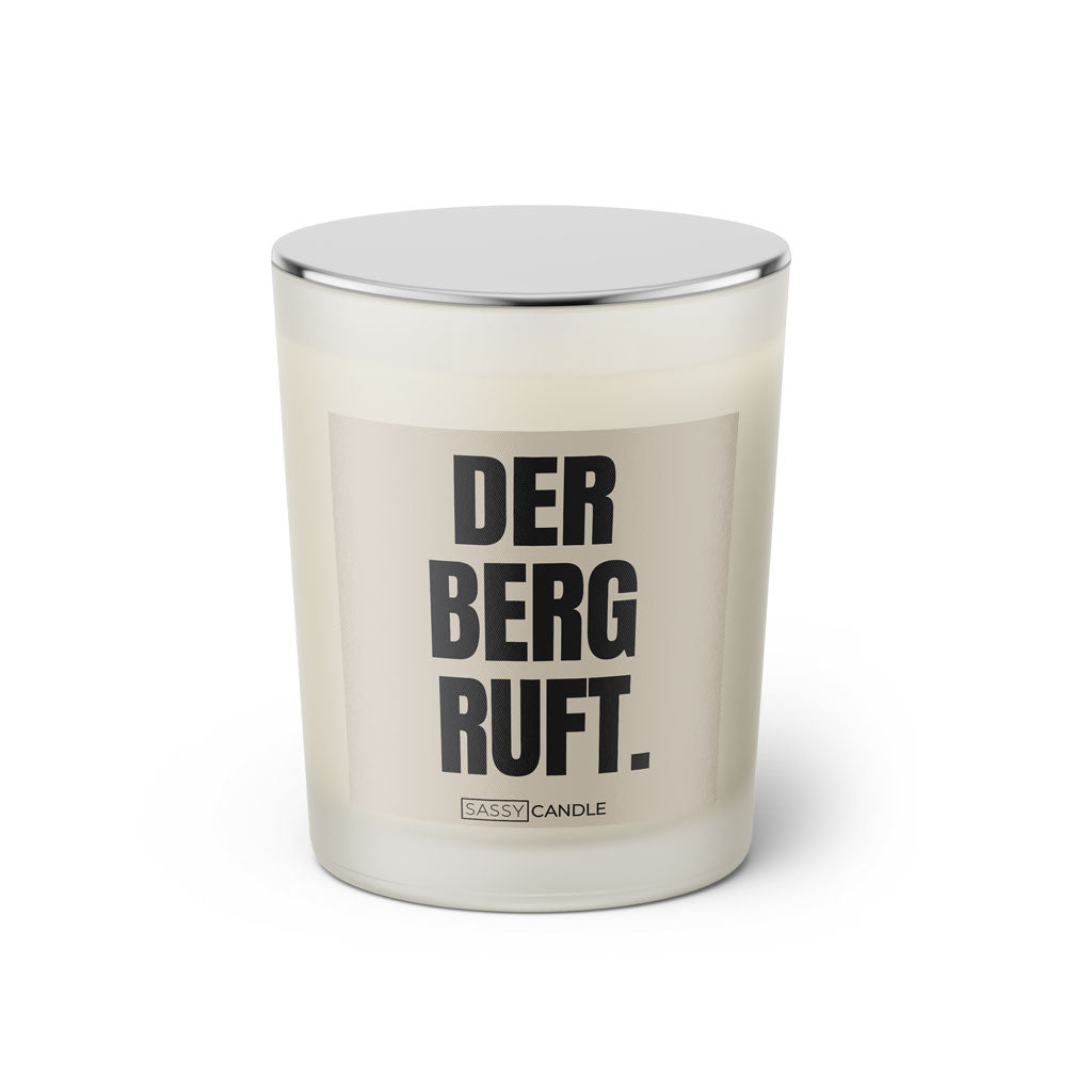 Duftkerze mit Spruch: Der Berg ruft. Farbe beige und schwarz von Sassy Candle.