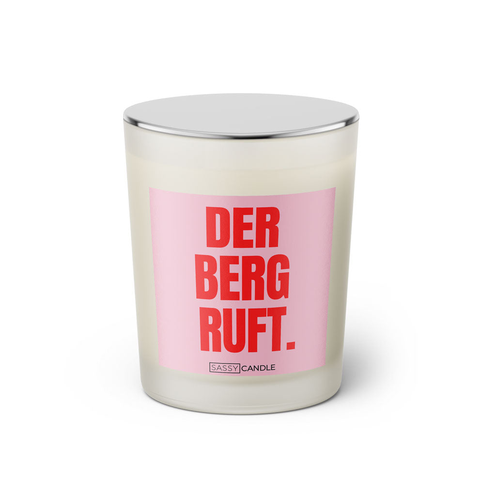 Duftkerze mit Spruch: Der Berg ruft. Farbe rosa und pink von Sassy Candle.