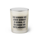 Duftkerze mit witzigen Spruch: Der Versuch von jedem gemocht zu werden, ist ein Zeichen von Mittelmäßigkeit. Farbe beige und schwarz von Sassy Candle.