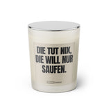 Duftkerze mit witzigem Spruch: Die tut nix, die will nur saufen. Farbe beige und schwarze Schrift. Kerzenglas mit silbernem geschlossenem Deckel von SassyCandle.
