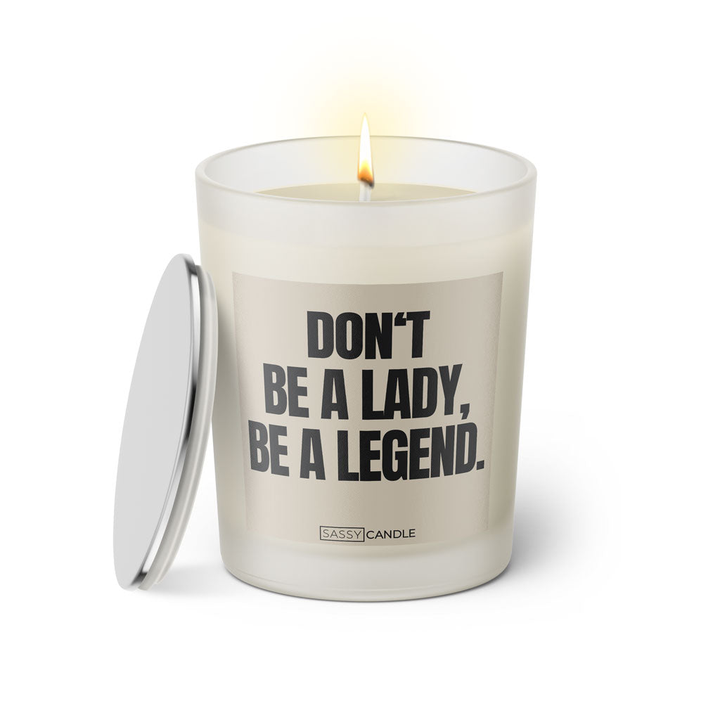 Duftkerze mit witzigen Spruch: Don't be a lady, be a legend. Farbe beige und schwarz von Sassy Candle.