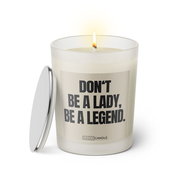 Duftkerze mit witzigen Spruch: Don't be a lady, be a legend. Farbe beige und schwarz von Sassy Candle.