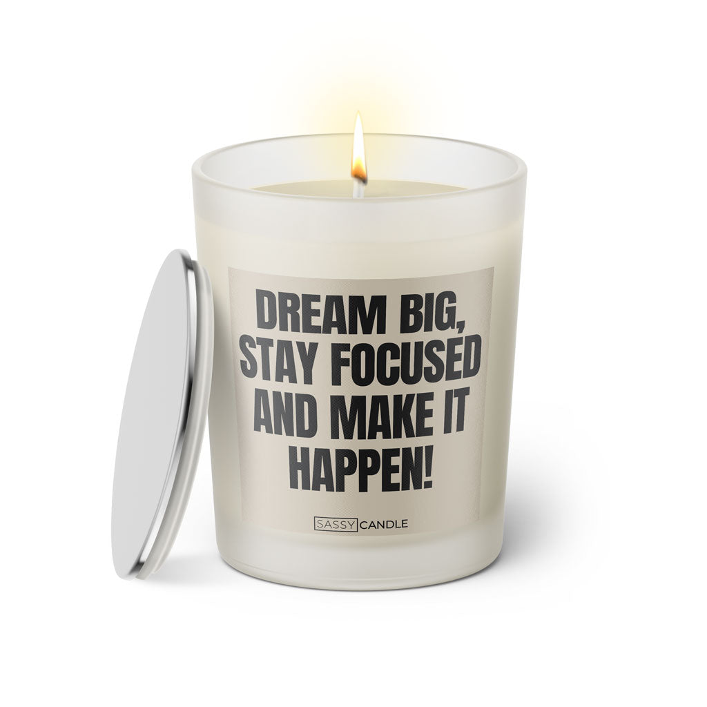 Duftkerze mit witzigen Spruch: Dream big, stay focused and make it happen! Farbe beige und schwarz von Sassy Candle.