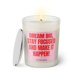 Duftkerze mit witzigen Spruch: Dream big, stay focused and make it happen! Farbe rosa und pink von Sassy Candle.