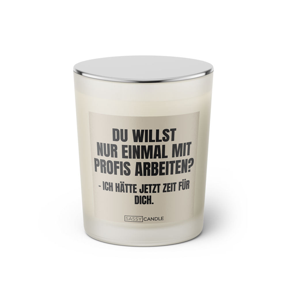 Duftkerze mit witzigem Spruch: Du willst nur einmal mit Profis arbeiten? - Ich hätte jetzt Zeit für dich. Farbe schwarz und beige mit silbernem Deckel von Sassy Candle.