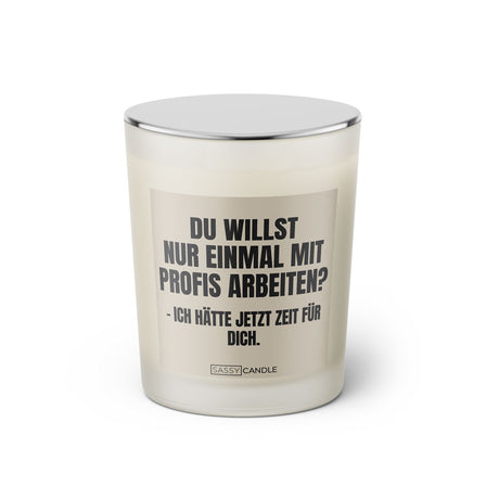 Duftkerze mit witzigem Spruch: Du willst nur einmal mit Profis arbeiten? - Ich hätte jetzt Zeit für dich. Farbe schwarz und beige mit silbernem Deckel von Sassy Candle.