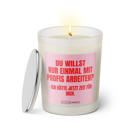 Duftkerze mit witzigem Spruch: Du willst nur einmal mit Profis arbeiten? - Ich hätte jetzt Zeit für dich. Farbe rosa und pink mit silbernem Deckel von Sassy Candle.