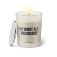 Duftkerze mit witzigem Spruch: Du wirst alt Arschloch. Farbe beige und schwarze Schrift. Kerzenglas mit silbernem Deckel von SassyCandle.