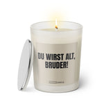 Duftkerze mit witzigem Spruch: Du wirst alt Bruder. Farbe beige und schwarze Schrift. Kerzenglas mit silbernem Deckel von SassyCandle.
