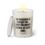 Duftkerze mit witzigen Spruch: Ein bisschen Bi schadet nie - Aber für immer Schwul ist auch cool! Farbe beige und schwarz von Sassy Candle.