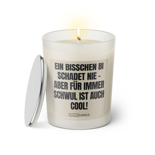 Duftkerze mit witzigen Spruch: Ein bisschen Bi schadet nie - Aber für immer Schwul ist auch cool! Farbe beige und schwarz von Sassy Candle.