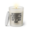 Duftkerze mit witzigen Spruch: Ein bisschen Bi schadet nie, ein bisschen Gay ist auch okay. Farbe beige und schwarz von Sassy Candle.