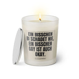 Duftkerze mit witzigen Spruch: Ein bisschen Bi schadet nie, ein bisschen Gay ist auch okay. Farbe beige und schwarz von Sassy Candle.