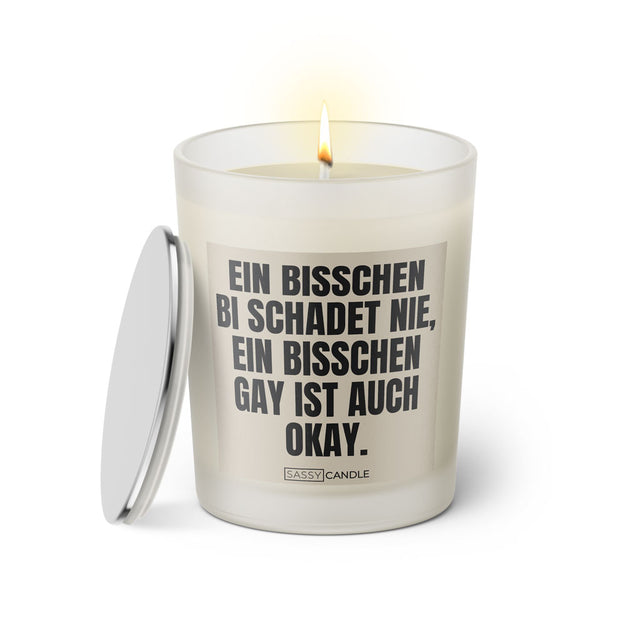 Duftkerze mit witzigen Spruch: Ein bisschen Bi schadet nie, ein bisschen Gay ist auch okay. Farbe beige und schwarz von Sassy Candle.