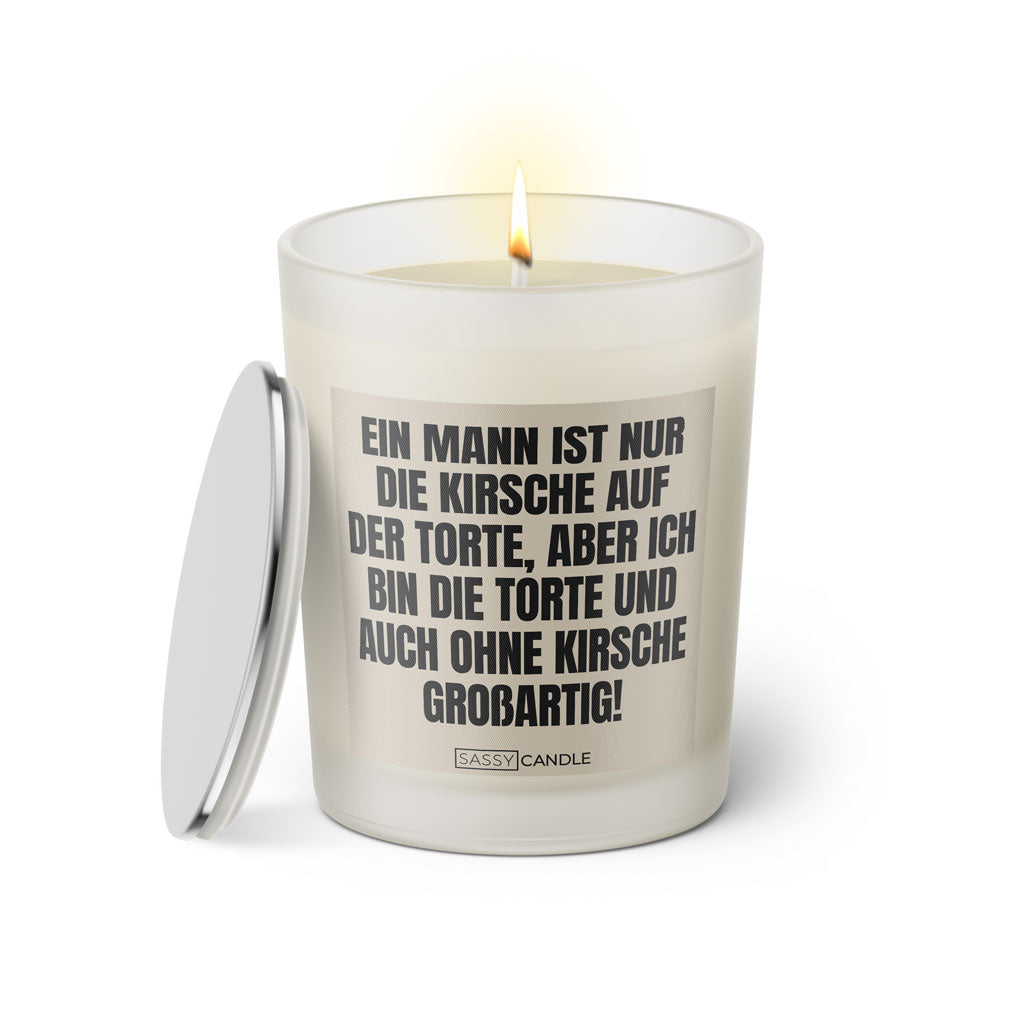 Duftkerze mit witzigen Spruch: Ein Mann ist nur die Kirsche auf der Torte, aber ich bin die Torte und auch ohne Kirsche großartig! Farbe beige und schwarz von Sassy Candle.