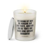 Duftkerze mit witzigen Spruch: Ein Mann ist nur die Kirsche auf der Torte, aber ich bin die Torte und auch ohne Kirsche großartig! Farbe beige und schwarz von Sassy Candle.