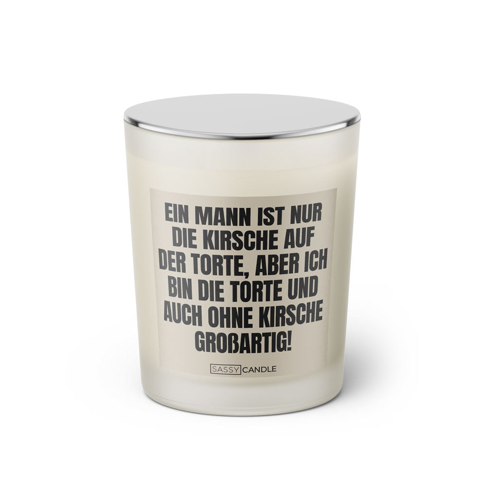 Duftkerze mit witzigen Spruch: Ein Mann ist nur die Kirsche auf der Torte, aber ich bin die Torte und auch ohne Kirsche großartig! Farbe beige und schwarz von Sassy Candle.
