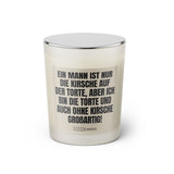 Duftkerze mit witzigen Spruch: Ein Mann ist nur die Kirsche auf der Torte, aber ich bin die Torte und auch ohne Kirsche großartig! Farbe beige und schwarz von Sassy Candle.