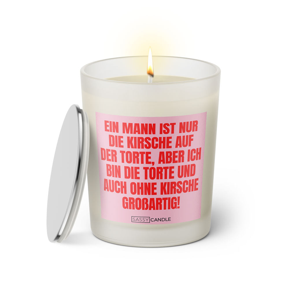 Duftkerze mit witzigen Spruch: Ein Mann ist nur die Kirsche auf der Torte, aber ich bin die Torte und auch ohne Kirsche großartig! Farbe rosa und pink von Sassy Candle.