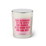 Duftkerze mit witzigem Spruch: Eine Beziehung ist ein geben und nehmen. Also nimm mich und gibs mir. Farbe rosa und pinke Schrift. Kerzenglas mit silbernem geschlossenem Deckel von SassyCandle.
