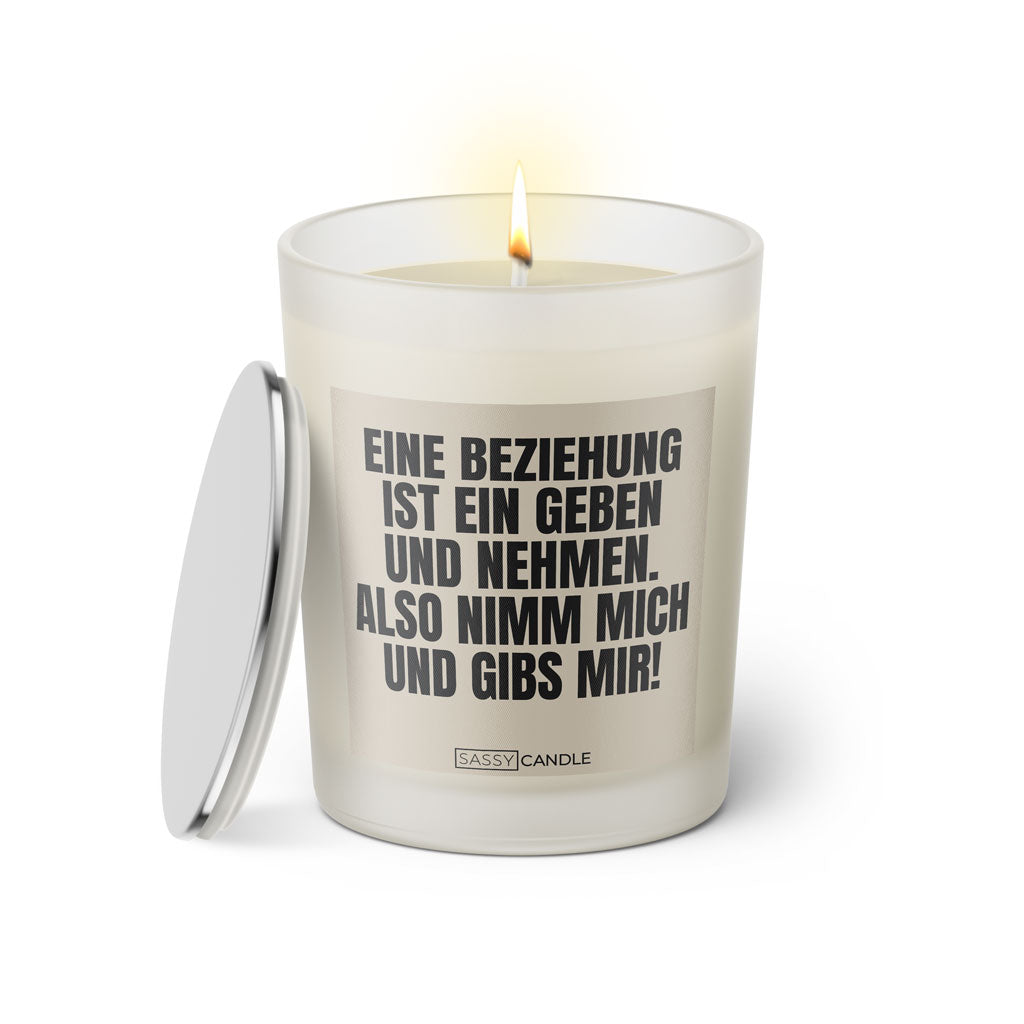 Duftkerze mit witzigem Spruch: Eine Beziehung ist ein geben und nehmen. Also nimm mich und gibs mir. Farbe beige und schwarze Schrift. Kerzenglas mit silbernem Deckel von SassyCandle.