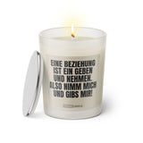 Duftkerze mit witzigem Spruch: Eine Beziehung ist ein geben und nehmen. Also nimm mich und gibs mir. Farbe beige und schwarze Schrift. Kerzenglas mit silbernem Deckel von SassyCandle.