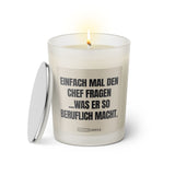 Duftkerze mit witzigem Spruch. Etikett in der Farbe beige mit schwarzer Schrift. Kerzenglas mit silbernem Deckel von Sassy Candle.
