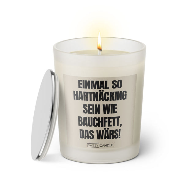 Duftkerze mit witzigen Spruch: Einmal so hartnäckig sein wie Bauchfett, das wärs! Farbe beige und schwarz von Sassy Candle.