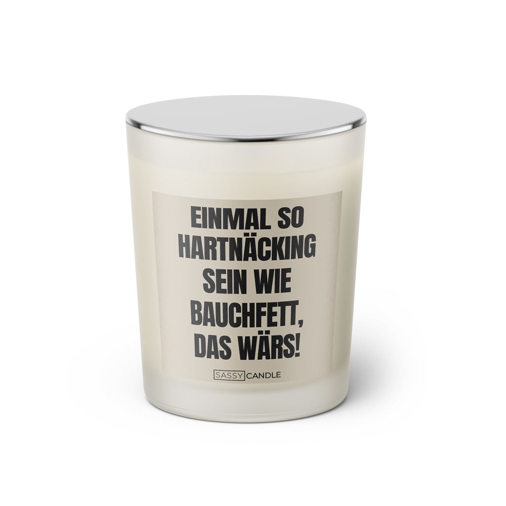 Duftkerze mit witzigen Spruch: Einmal so hartnäckig sein wie Bauchfett, das wärs! Farbe beige und schwarz von Sassy Candle.