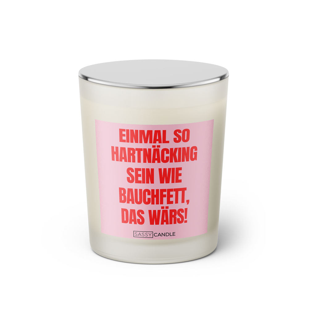 Duftkerze mit witzigen Spruch: Einmal so hartnäckig sein wie Bauchfett, das wärs! Farbe rosa und pink von Sassy Candle.