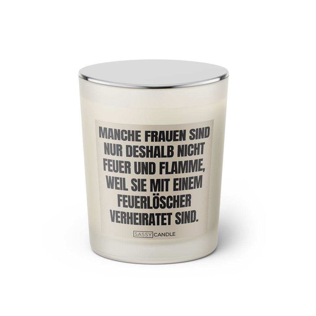 Duftkerze mit witzigen Spruch: Manche Frauen sind nur deshalb nicht Feuer und Flamme, weil sie mit einem Feuerlöscher verheiratet sind. Farbe beige und schwarz von Sassy Candle.